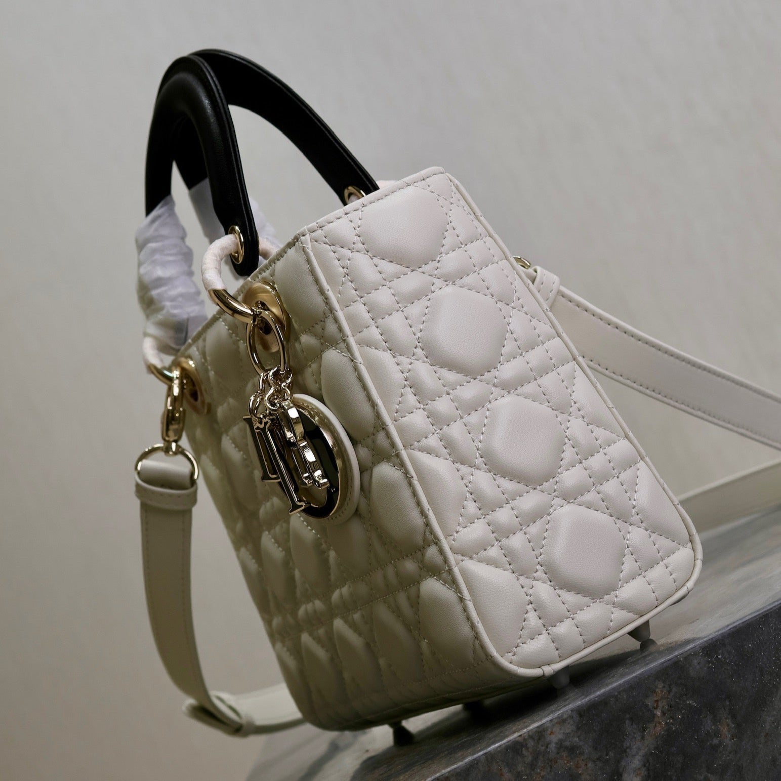 LADY BAG 20 IN WHITE QUILTED MACROCANNAGE CALFSKIN BLACK STRAP