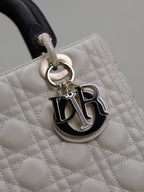 MITTLERE DAMENTASCHE 24 IN WEISS GESTEPPT MAKROCANNAGE-KALBLEDER SCHWARZER TRAGERIEMEN