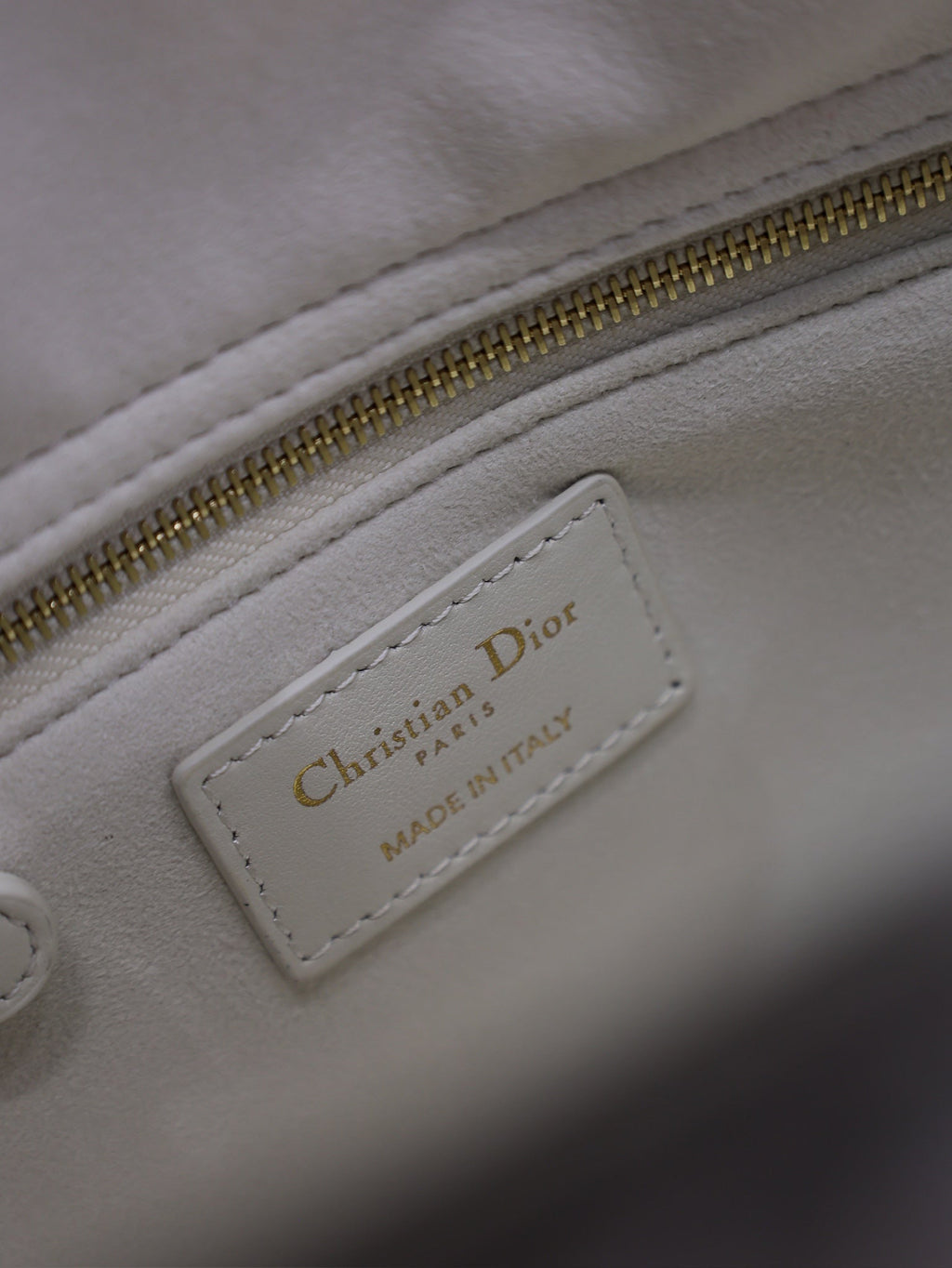 MITTLERE DAMENTASCHE 24 IN WEISS GESTEPPT MAKROCANNAGE-KALBLEDER SCHWARZER TRAGERIEMEN