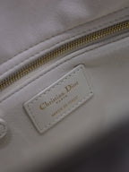 MITTLERE DAMENTASCHE 24 IN WEISS GESTEPPT MAKROCANNAGE-KALBLEDER SCHWARZER TRAGERIEMEN