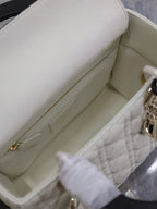 MITTLERE DAMENTASCHE 24 IN WEISS GESTEPPT MAKROCANNAGE-KALBLEDER SCHWARZER TRAGERIEMEN