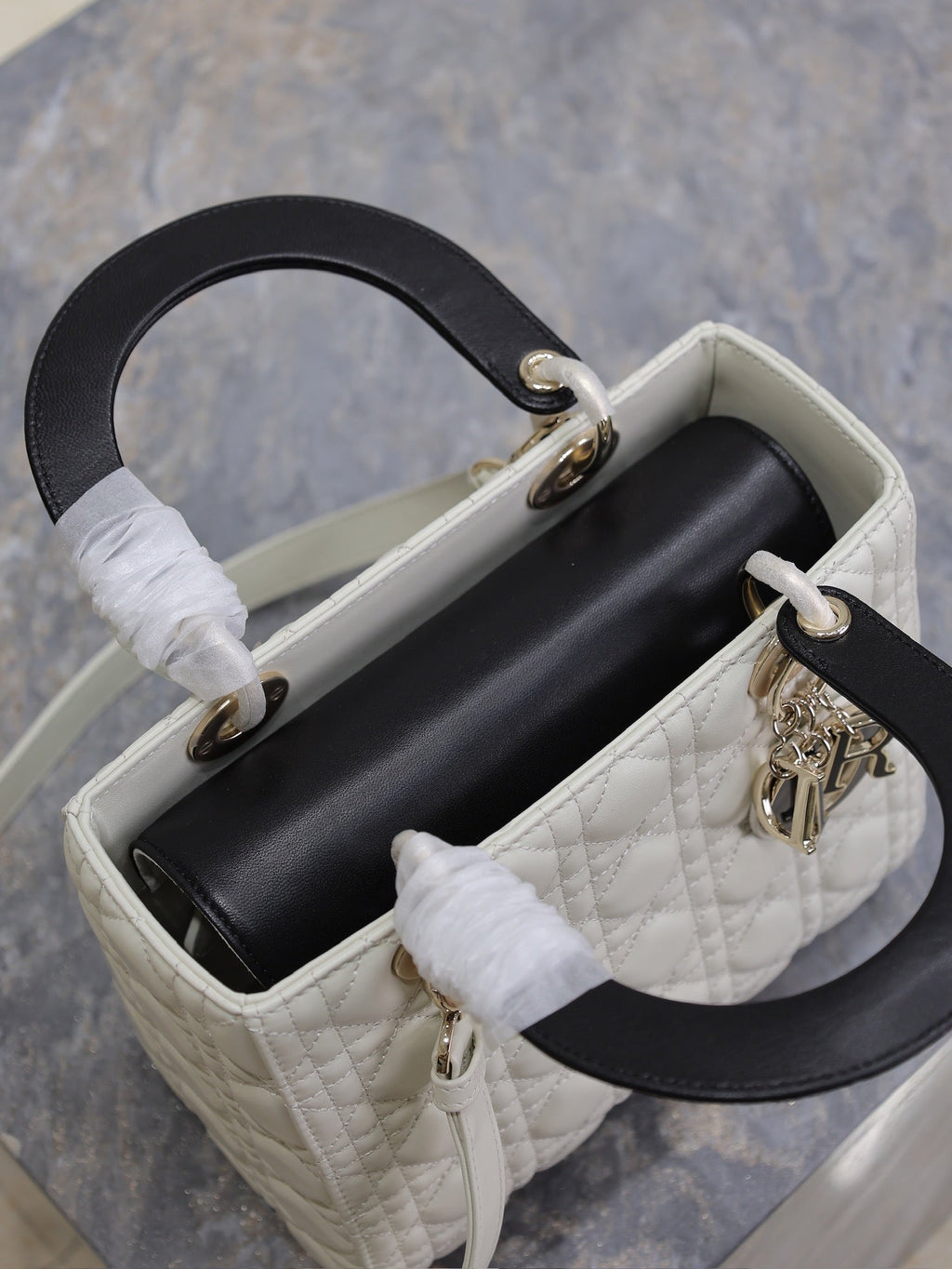 MITTLERE DAMENTASCHE 24 IN WEISS GESTEPPT MAKROCANNAGE-KALBLEDER SCHWARZER TRAGERIEMEN