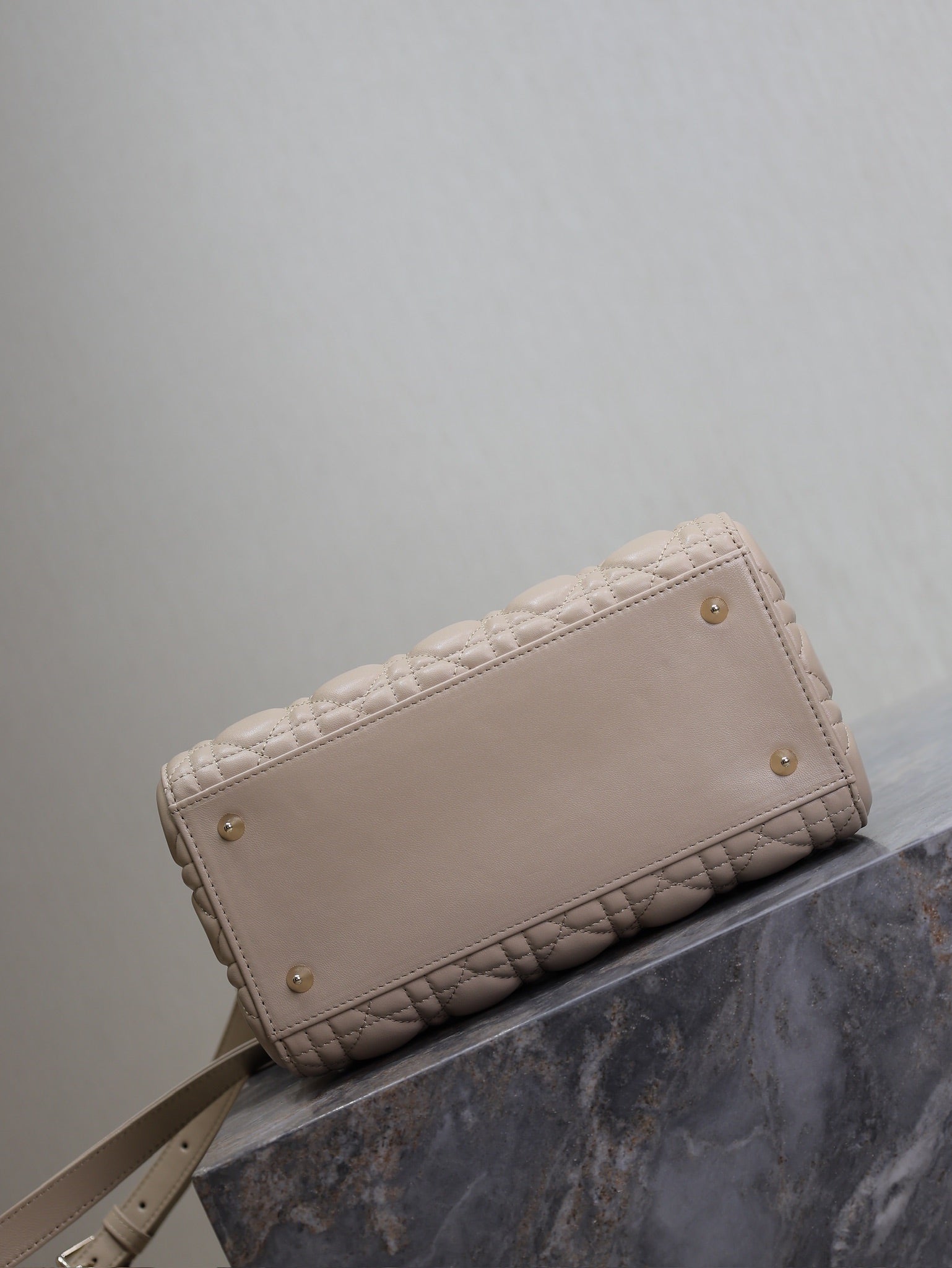 MEDIUM LADY BAG 24 IN POWDER BEIGE QUILTED MACROCANNAGE CALFSKIN METAL CHARM