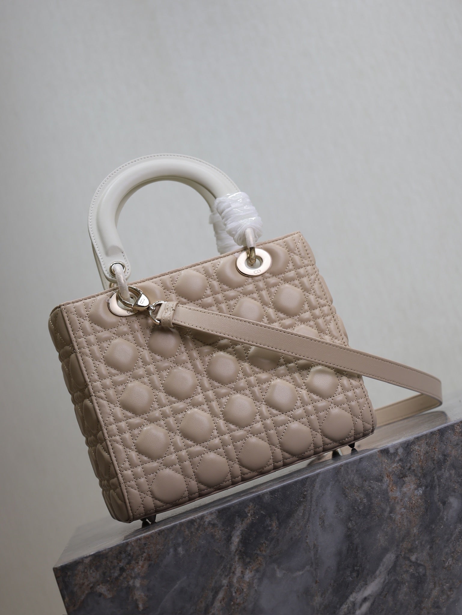 MEDIUM LADY BAG 24 IN POWDER BEIGE QUILTED MACROCANNAGE CALFSKIN METAL CHARM