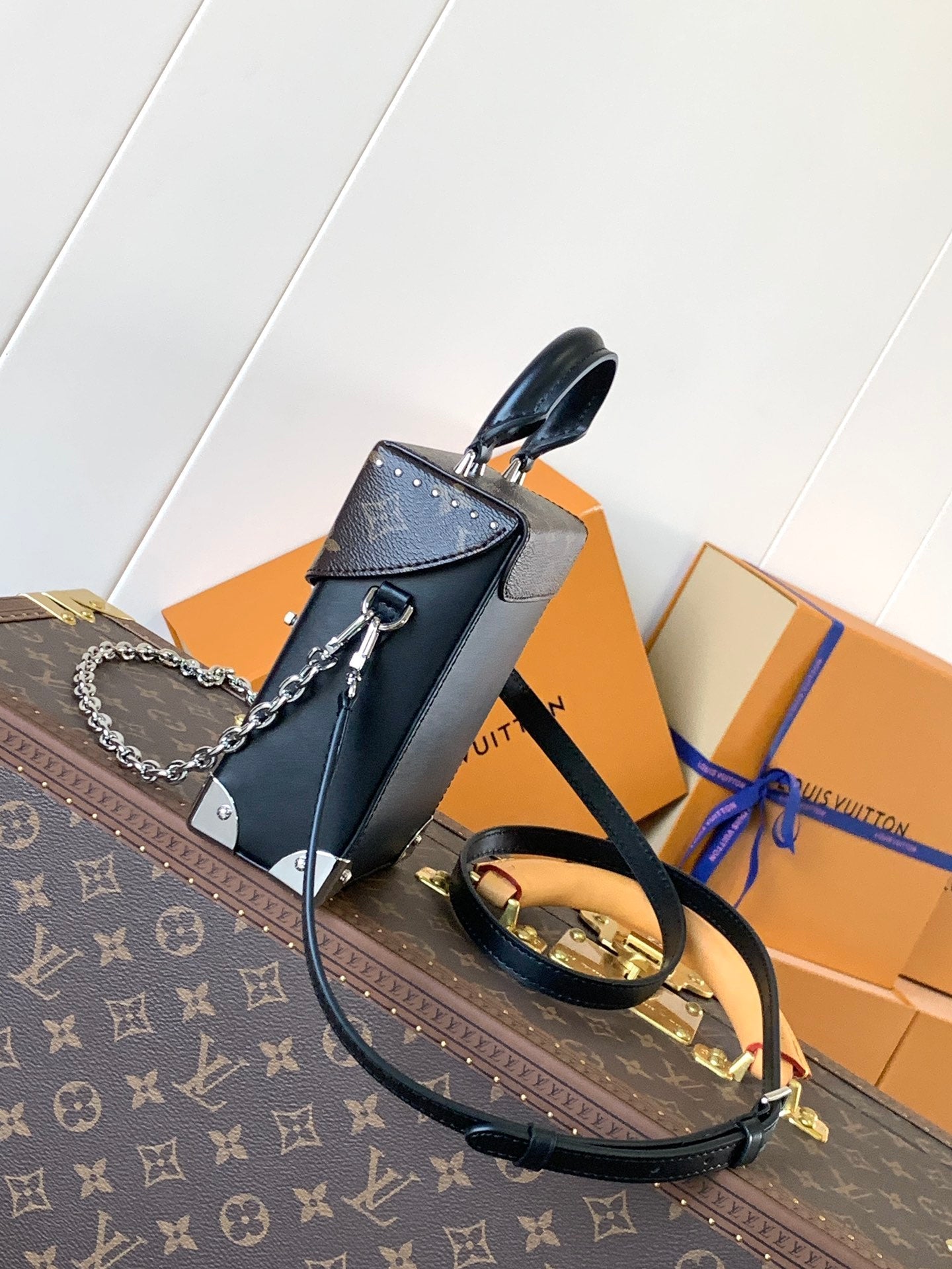 Kameratasche Vive 17 Zoll, schwarz, monogrammiertes Kalbsleder, silberfarbenes Metallic