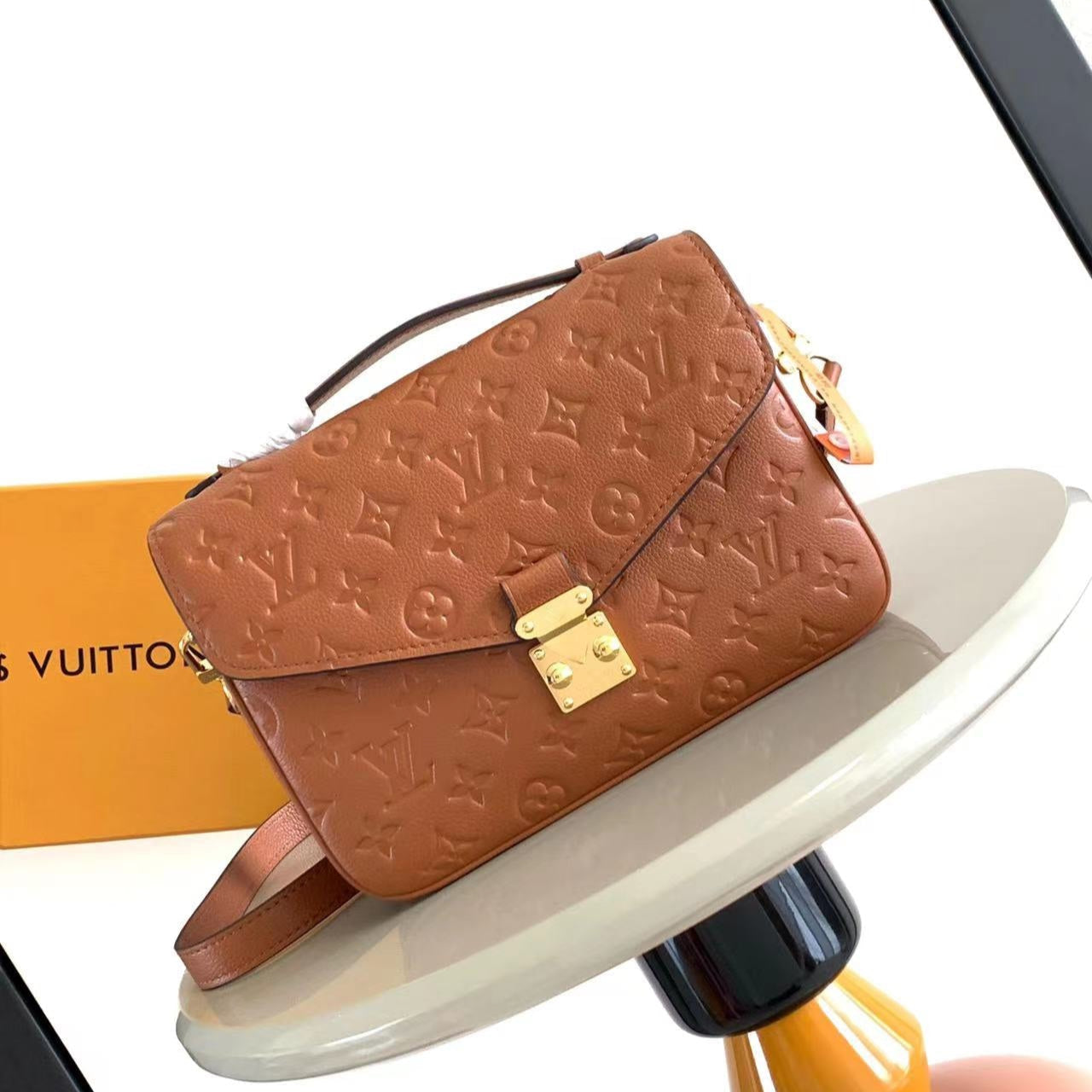 POCHETTE MÉTIS 25 AUS COGNAC-MONOGRAMM-EMPREINTE-LEDER, GOLD-HARDWARE