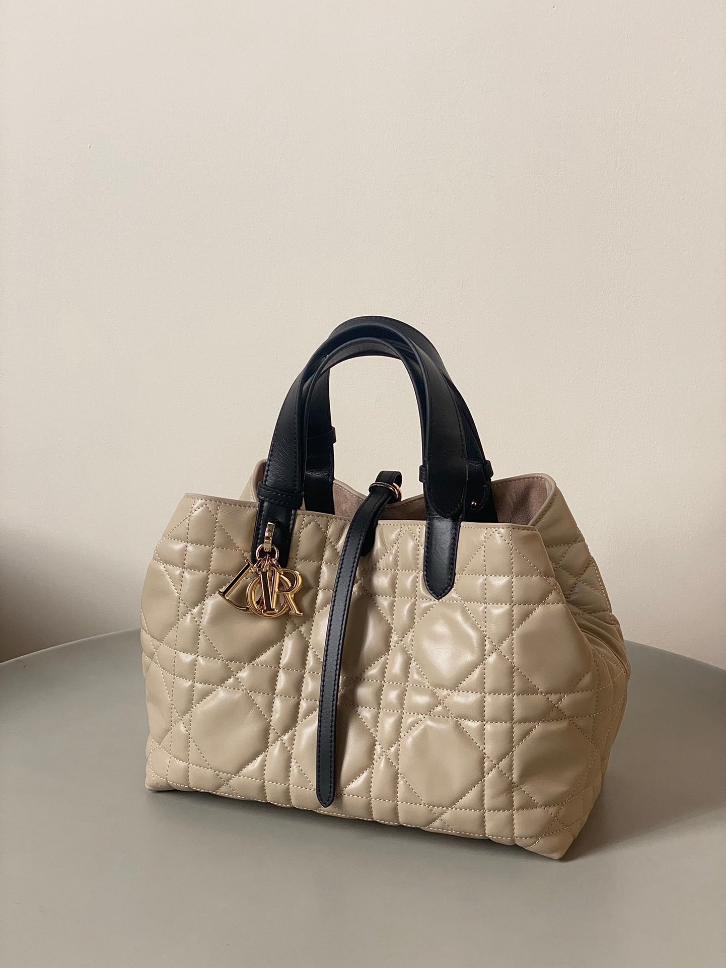 MITTLERE TOUJOURS-TASCHE 28 AUS BEIGEM CANNAGE-KALBSLEDER MIT SCHWARZEM RIEMEN