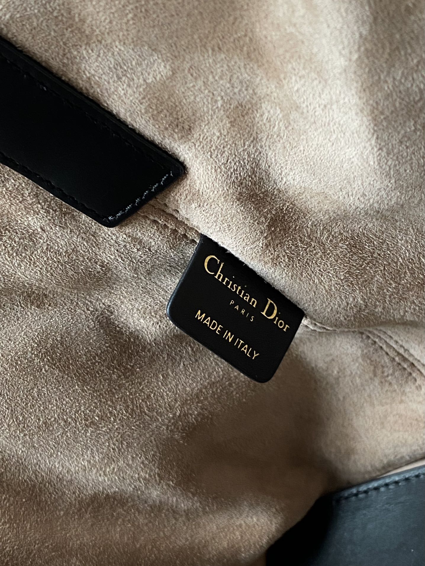 MITTLERE TOUJOURS-TASCHE 28 AUS BEIGEM CANNAGE-KALBSLEDER MIT SCHWARZEM RIEMEN