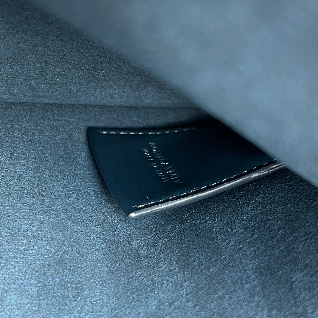 INTRECCIATO CLUTCH 32 IN PICKLED BLUEWOOD WEICHES KALBSLEDER