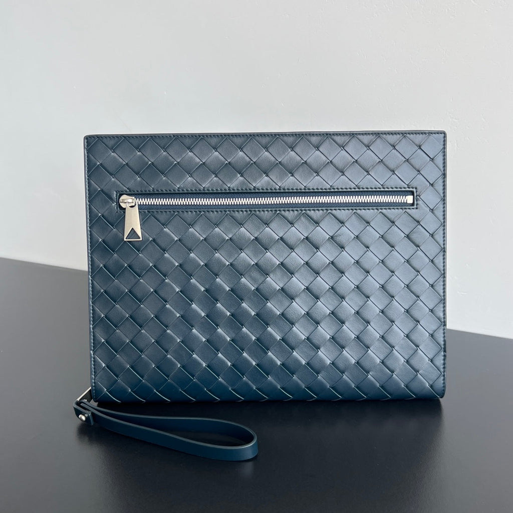 INTRECCIATO CLUTCH 32 IN PICKLED BLUEWOOD WEICHES KALBSLEDER