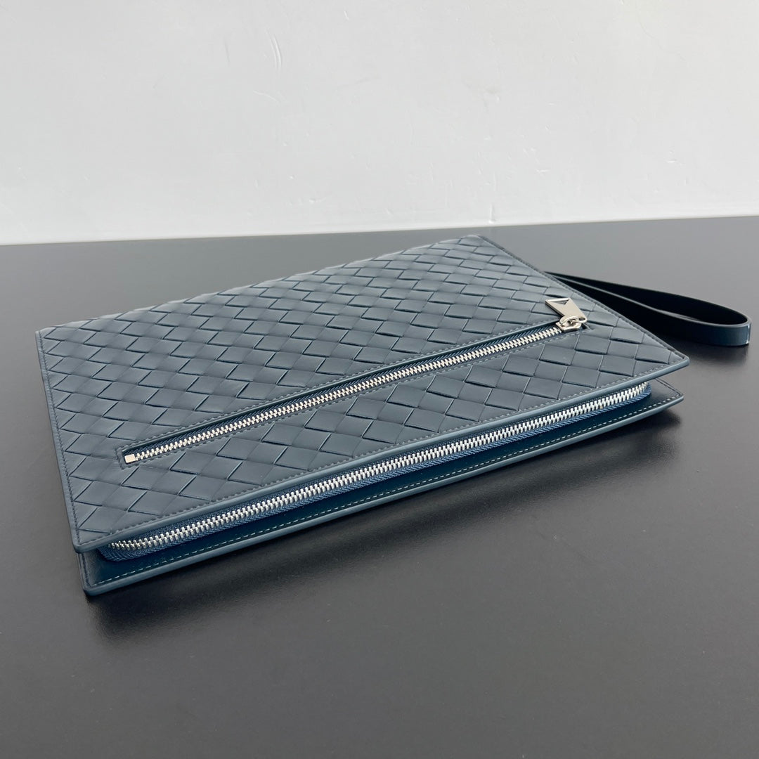 INTRECCIATO CLUTCH 32 IN PICKLED BLUEWOOD WEICHES KALBSLEDER