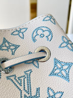 BELLA 22 IN WEISSEM, PERFORIERTEM KALBSLEDER, SILBERNE BESCHLÄGE