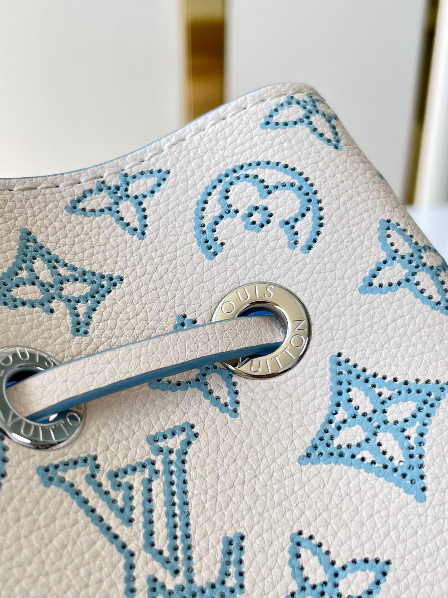 BELLA 22 IN WEISSEM, PERFORIERTEM KALBSLEDER, SILBERNE BESCHLÄGE