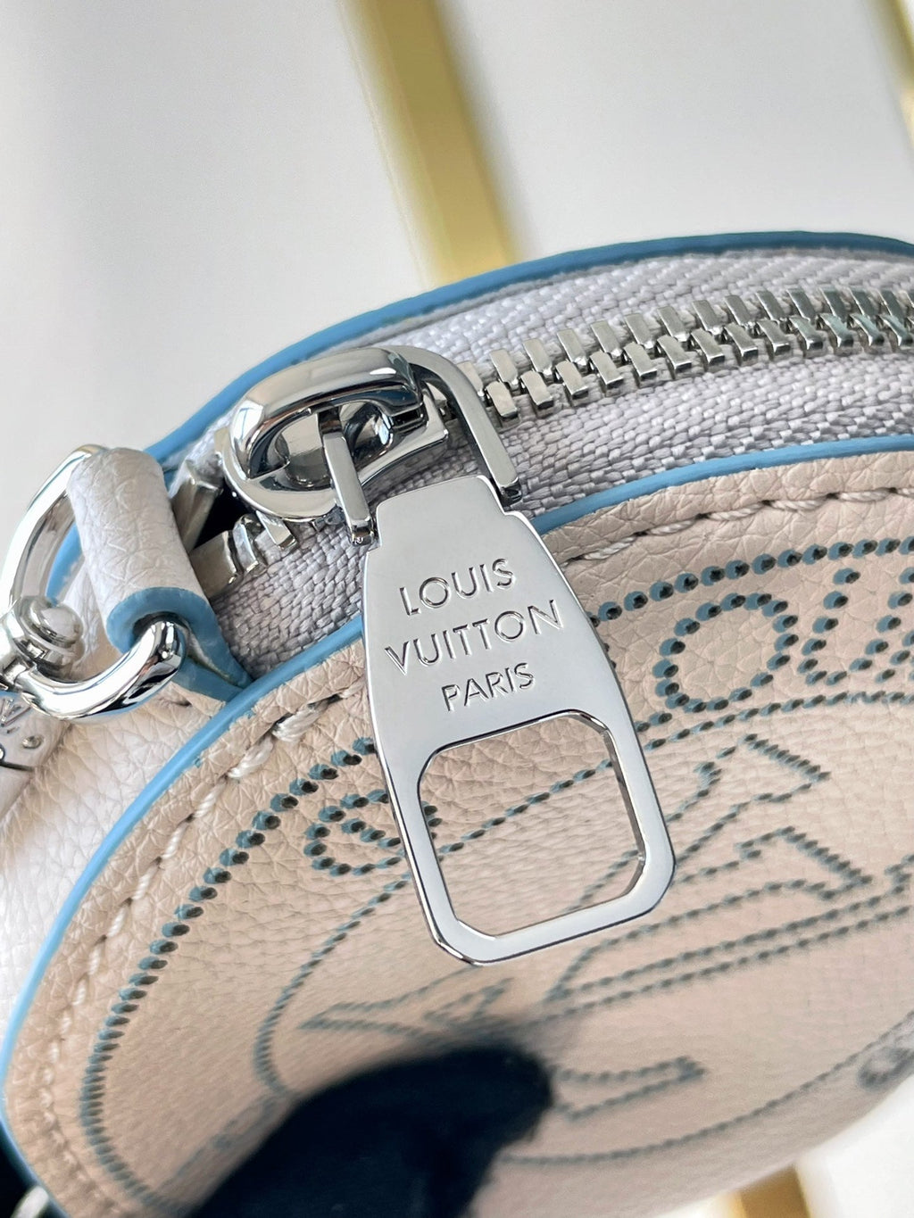 BELLA 22 IN WEISSEM, PERFORIERTEM KALBSLEDER, SILBERNE BESCHLÄGE