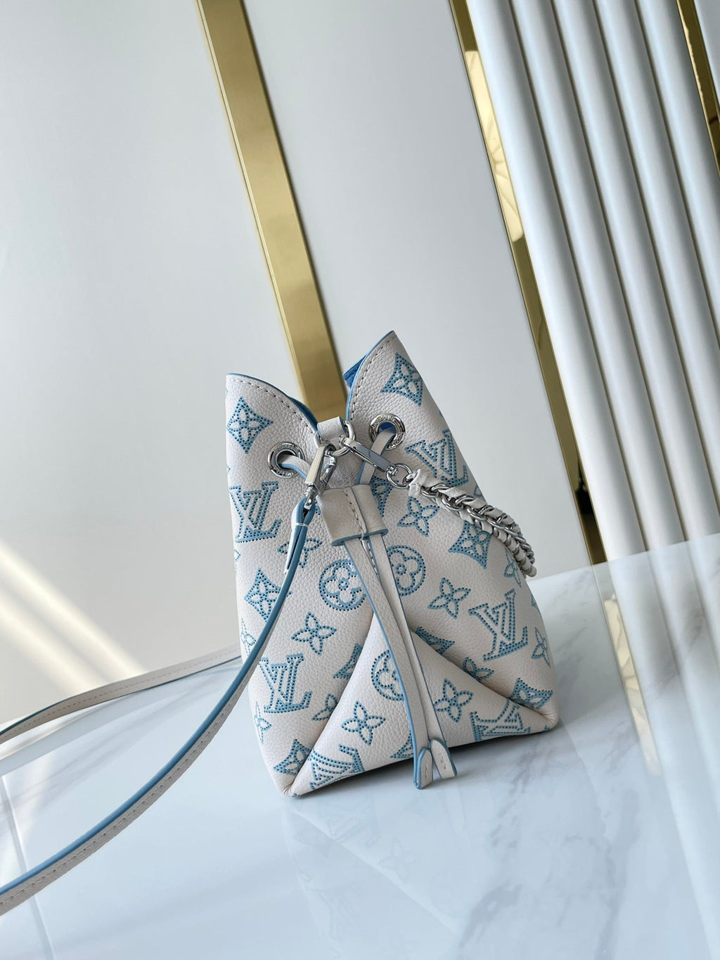 BELLA 22 IN WEISSEM, PERFORIERTEM KALBSLEDER, SILBERNE BESCHLÄGE