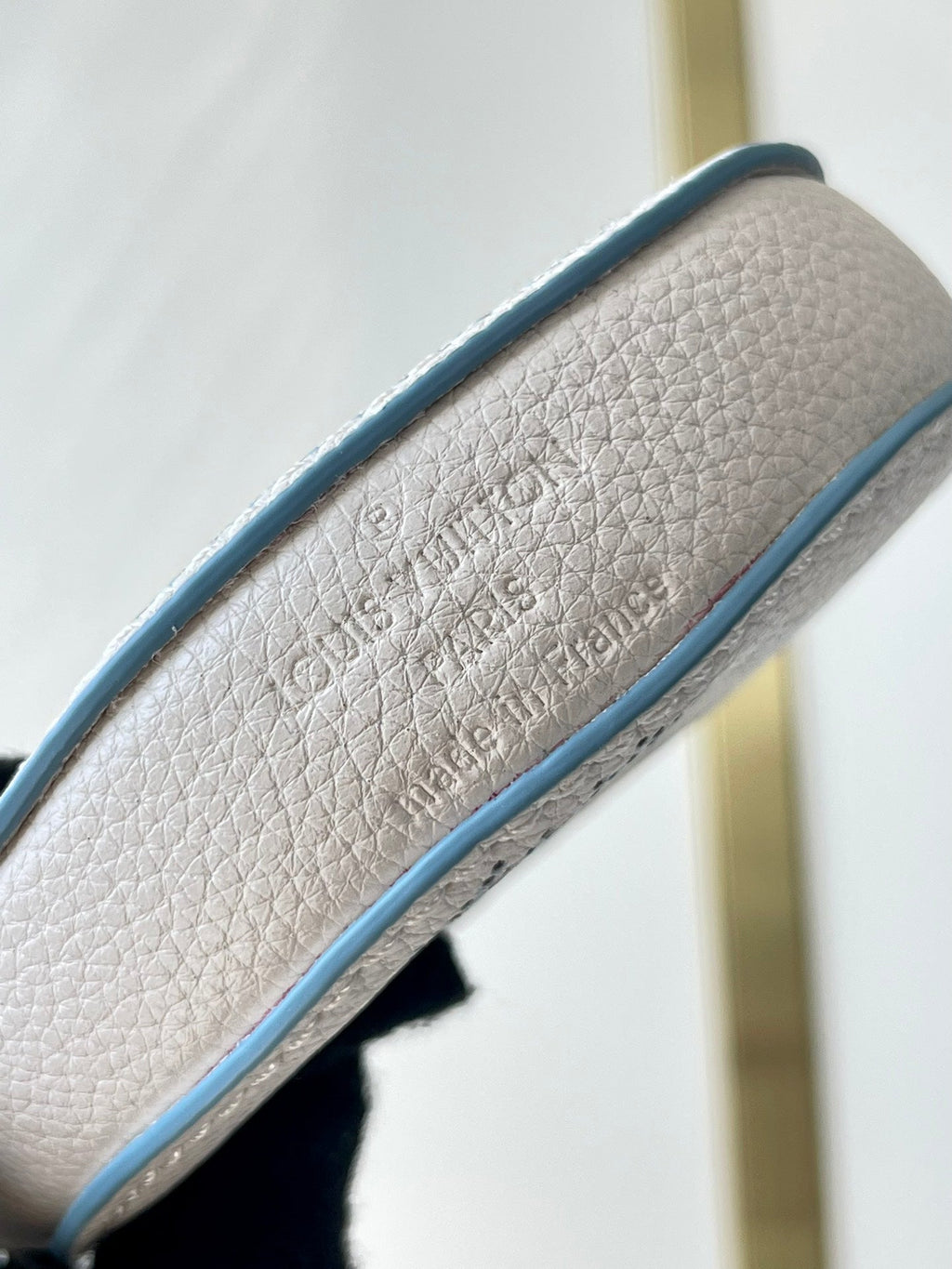 BELLA 22 IN WEISSEM, PERFORIERTEM KALBSLEDER, SILBERNE BESCHLÄGE