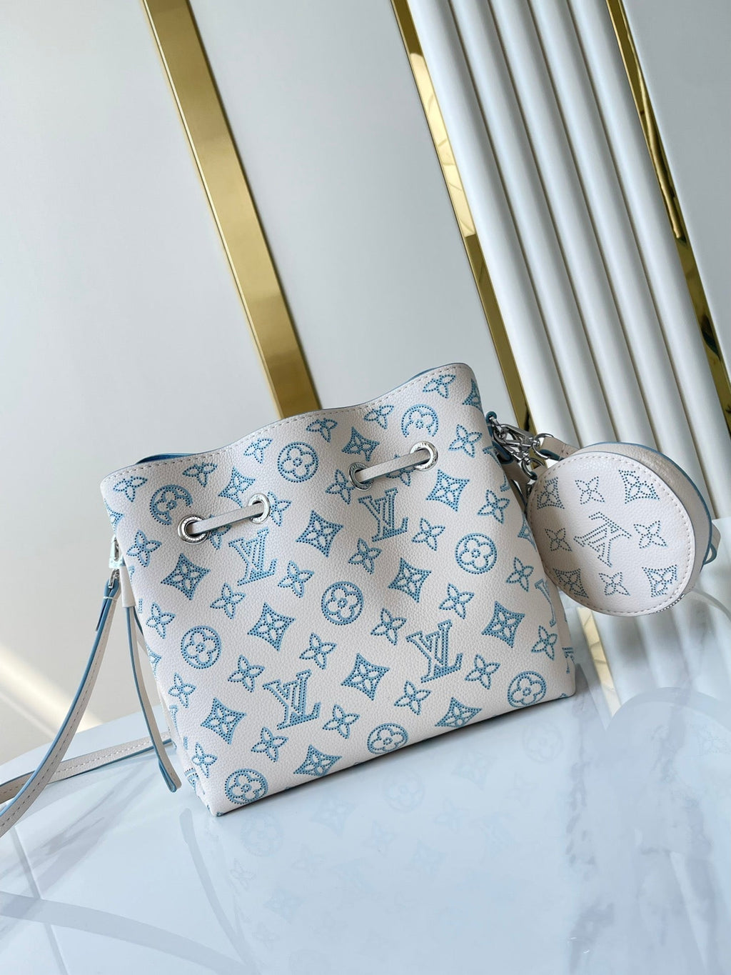 BELLA 22 IN WEISSEM, PERFORIERTEM KALBSLEDER, SILBERNE BESCHLÄGE