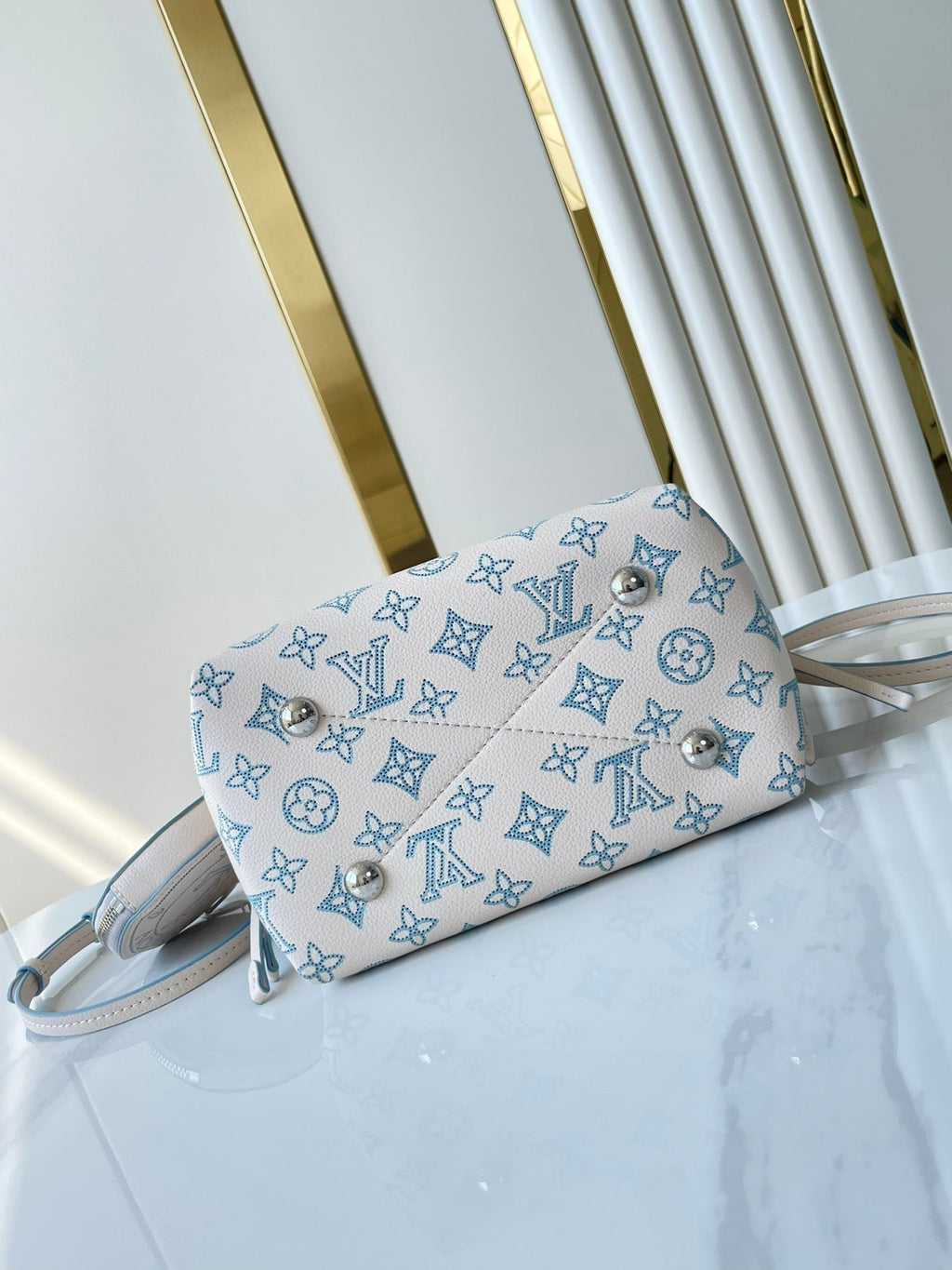 BELLA 22 IN WEISSEM, PERFORIERTEM KALBSLEDER, SILBERNE BESCHLÄGE