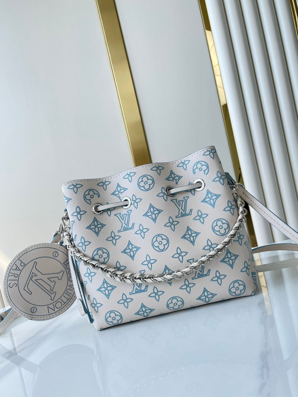 BELLA 22 IN WEISSEM, PERFORIERTEM KALBSLEDER, SILBERNE BESCHLÄGE