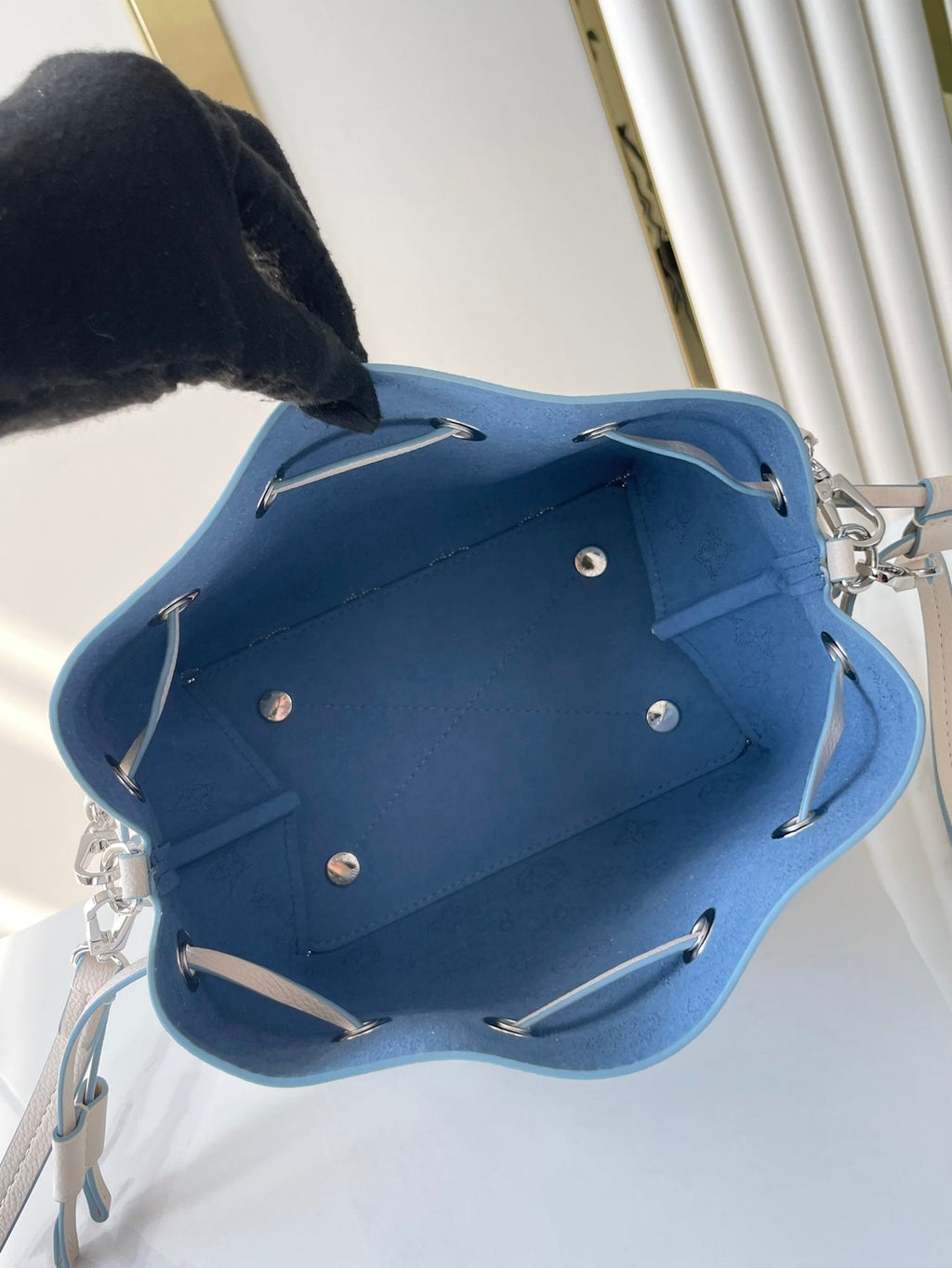 BELLA 22 IN WEISSEM, PERFORIERTEM KALBSLEDER, SILBERNE BESCHLÄGE