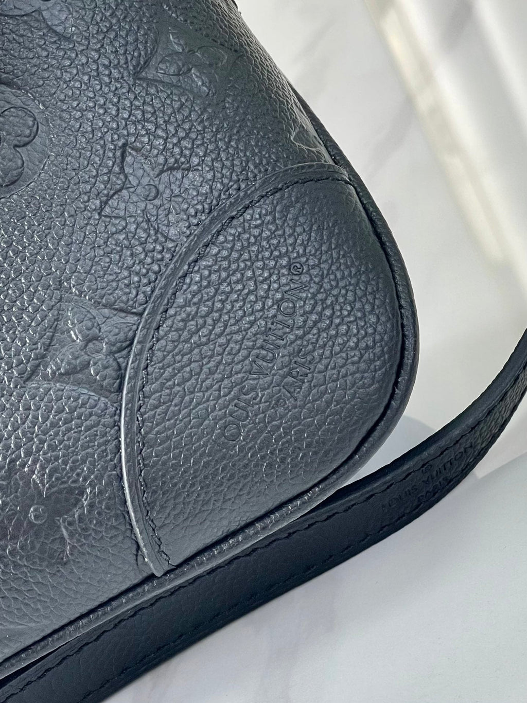 BOULOGNE 29 IN SCHWARZ MONOGRAMM EMPREINTE LEDER GOLDENE BESCHLÄGE