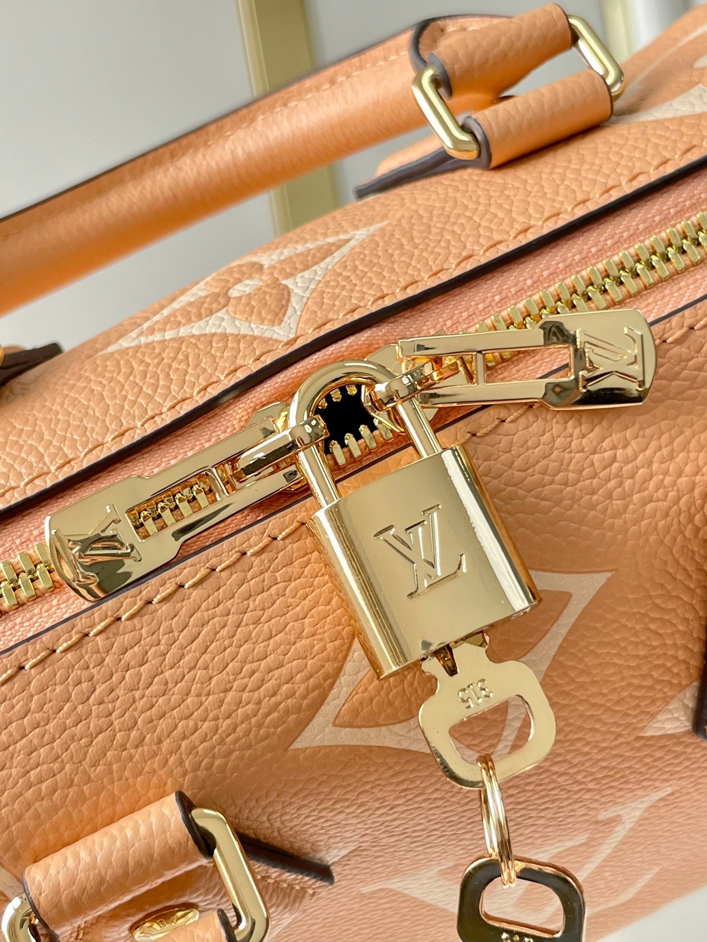 SPEEDY BANDOULIÈRE 20 AUS ARIZONA-CREME-MONOGRAMM-EMPREINTE-LEDER