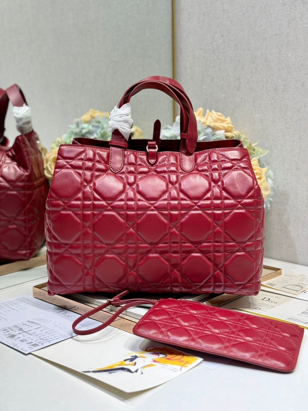 MITTLERE 37 TOUJOURS-TASCHE AUS RUBINROTEM MACROCANNAGE-LAMMFELL