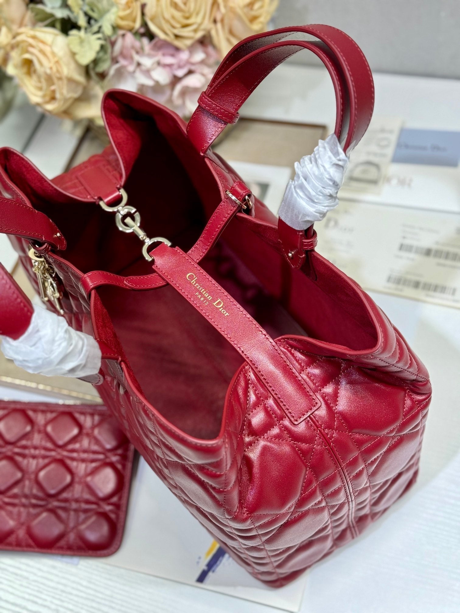 MITTLERE 37 TOUJOURS-TASCHE AUS RUBINROTEM MACROCANNAGE-LAMMFELL