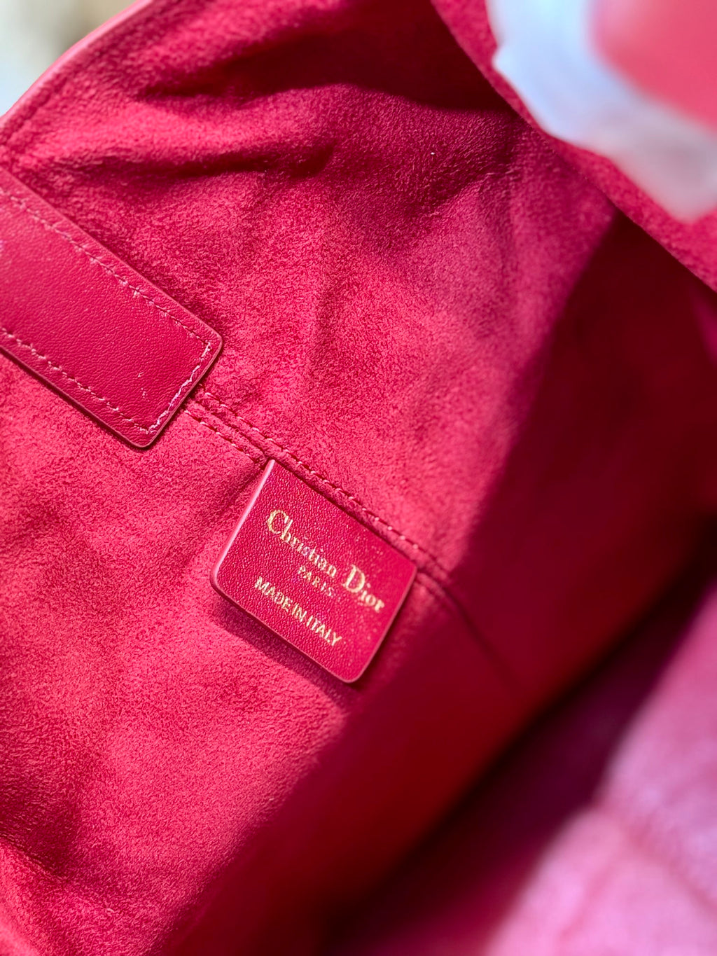 MITTLERE 37 TOUJOURS-TASCHE AUS RUBINROTEM MACROCANNAGE-LAMMFELL