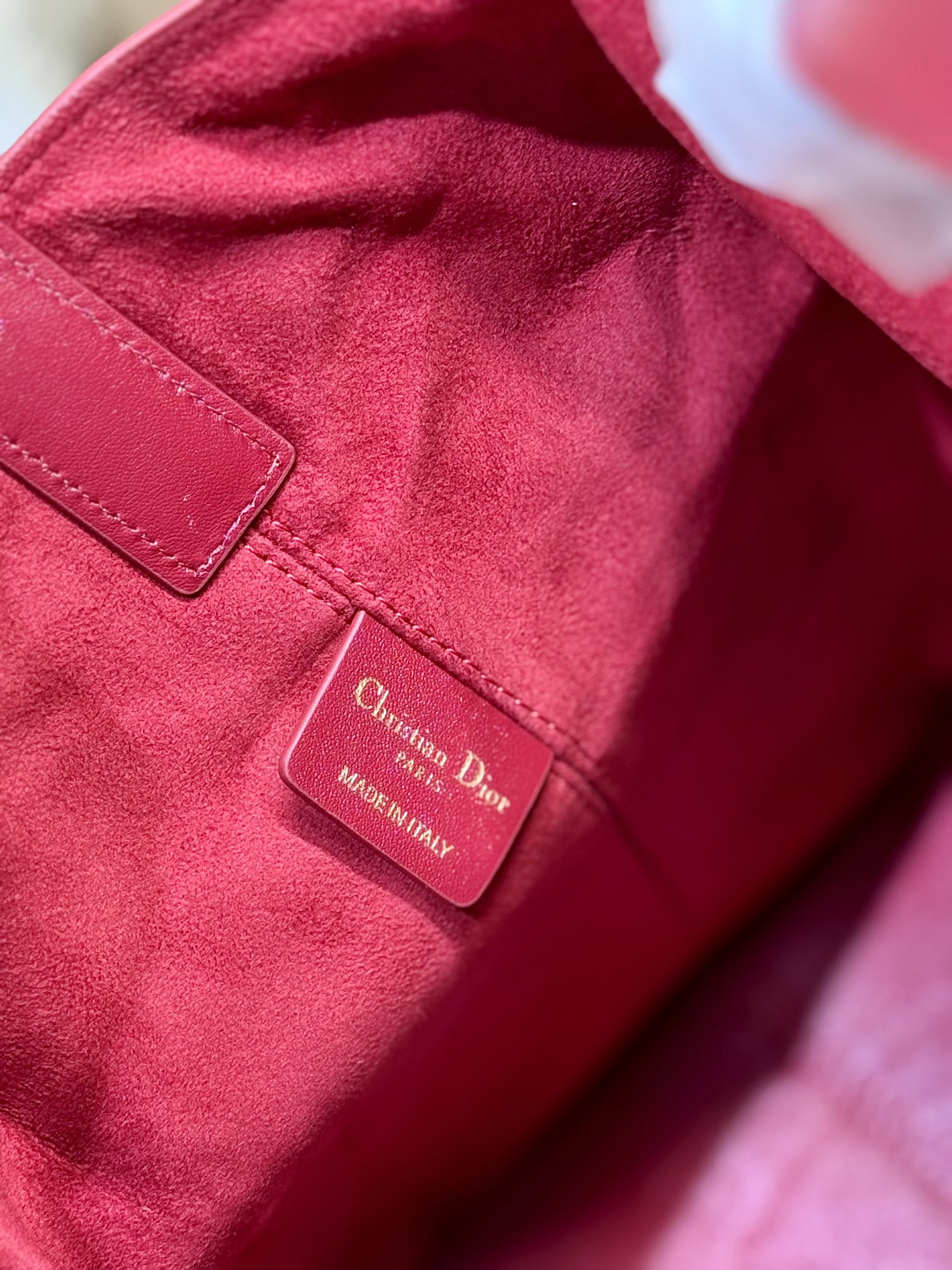 MITTLERE 37 TOUJOURS-TASCHE AUS RUBINROTEM MACROCANNAGE-LAMMFELL