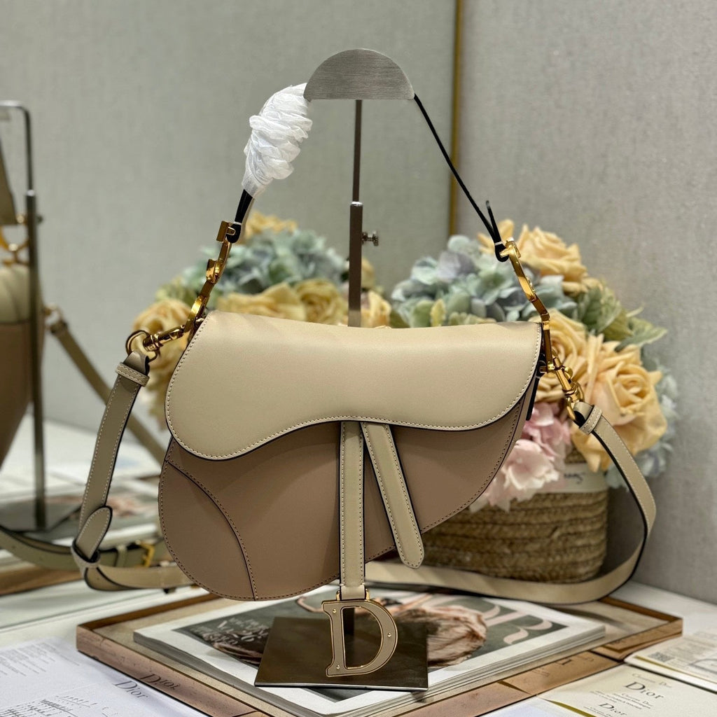 Satteltasche 25 mit Riemen, Latte, mittelbraunes genarbtes Kalbsleder