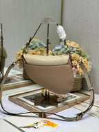 Satteltasche 25 mit Riemen, Latte, mittelbraunes genarbtes Kalbsleder