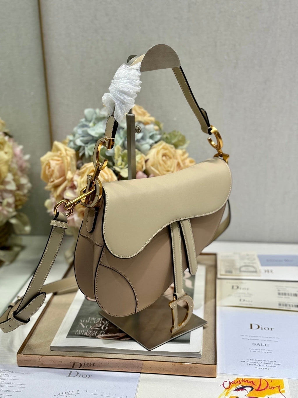 Satteltasche 25 mit Riemen, Latte, mittelbraunes genarbtes Kalbsleder