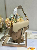 Satteltasche 25 mit Riemen, Latte, mittelbraunes genarbtes Kalbsleder