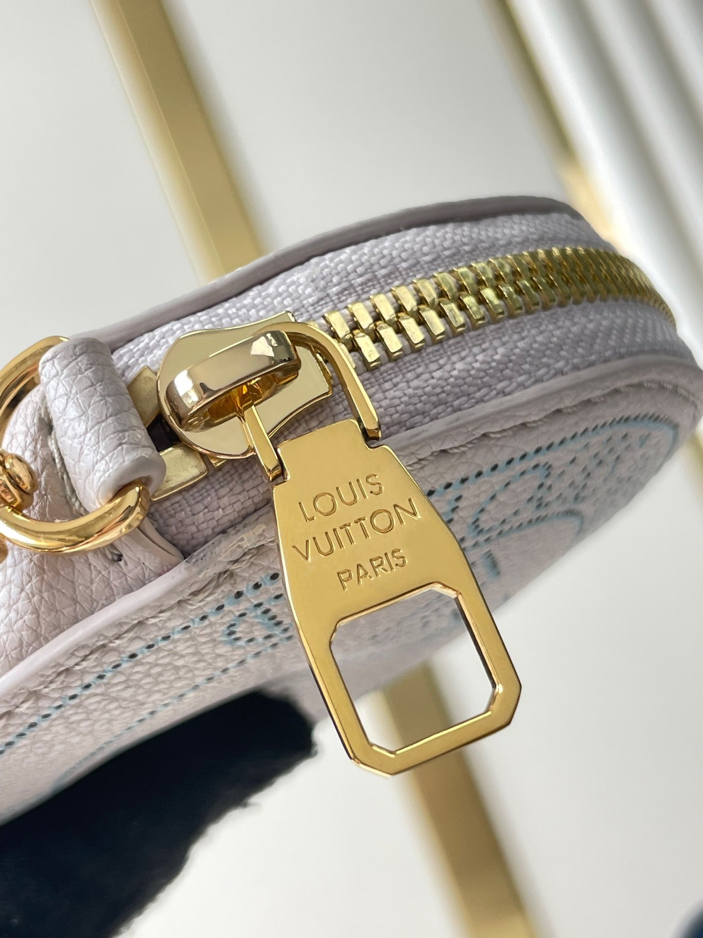 BELLA 22 IN BLUME PERFORATED CALFLEDER GOLDENE BESCHLÄGE