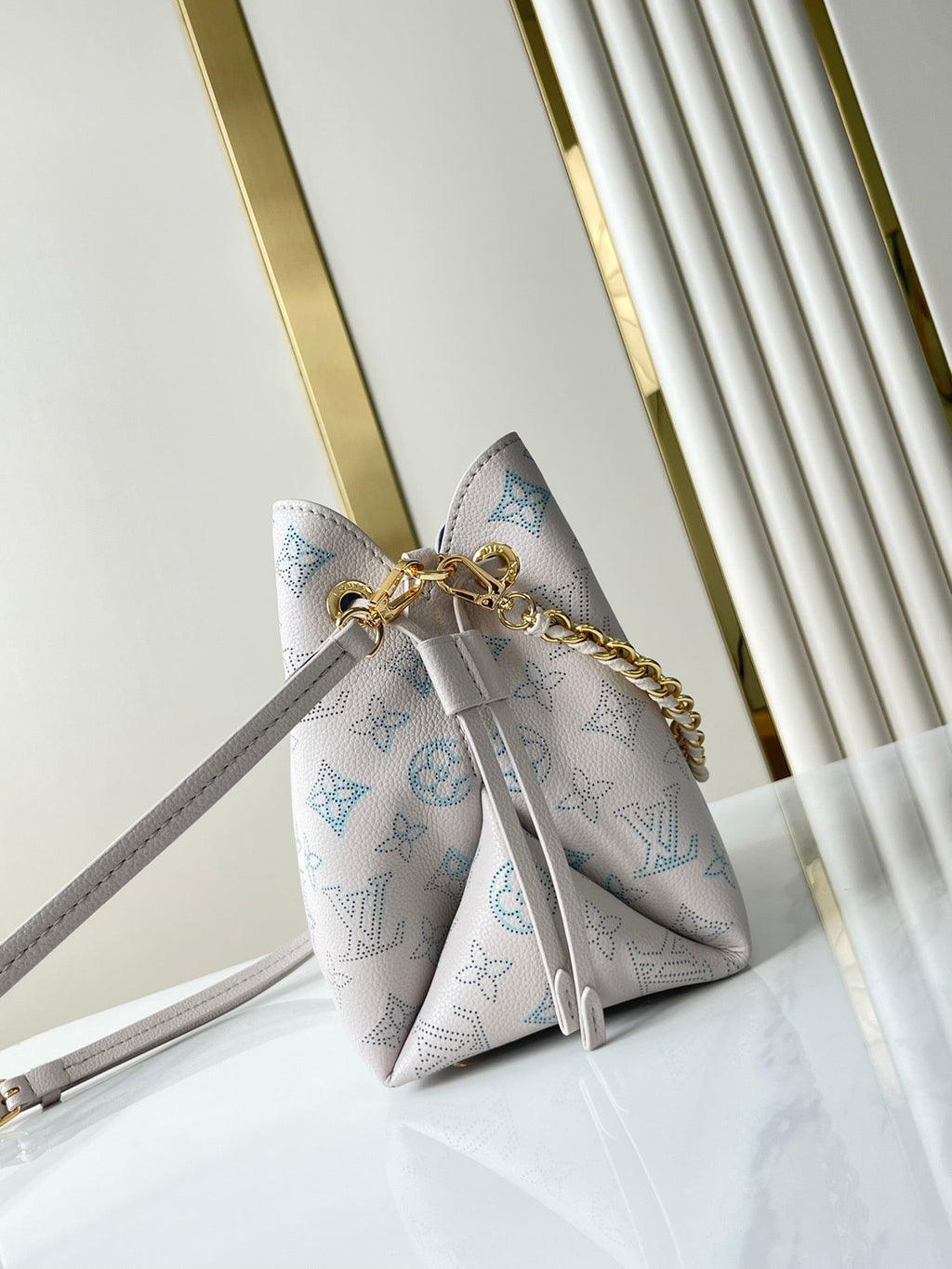 BELLA 22 IN BLUME PERFORATED CALFLEDER GOLDENE BESCHLÄGE