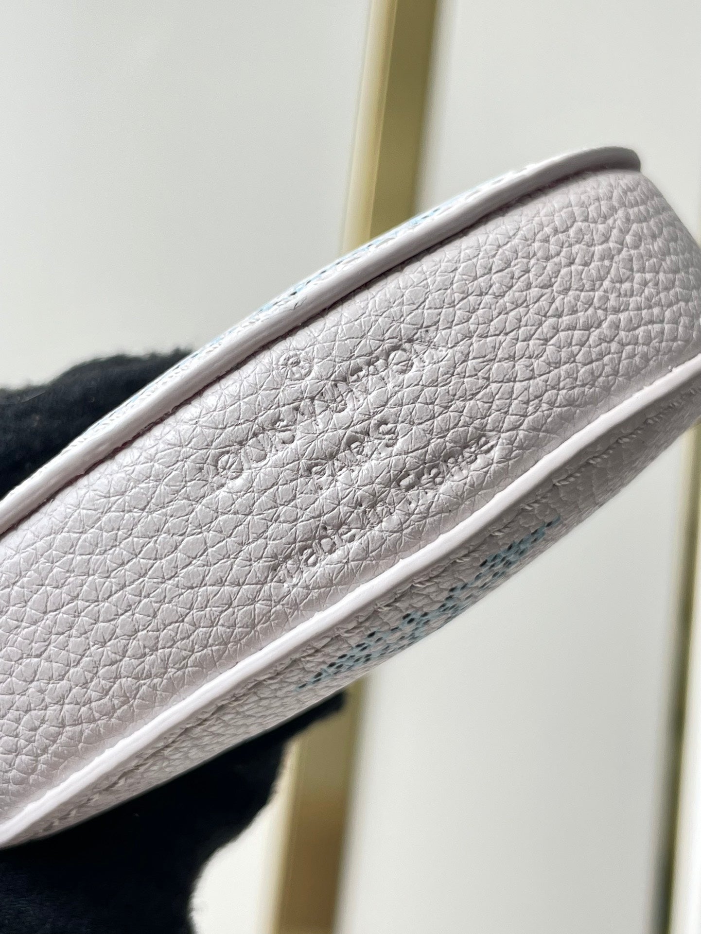 BELLA 22 IN BLUME PERFORATED CALFLEDER GOLDENE BESCHLÄGE