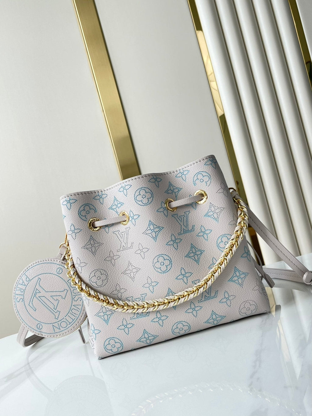 BELLA 22 IN BLUME PERFORATED CALFLEDER GOLDENE BESCHLÄGE