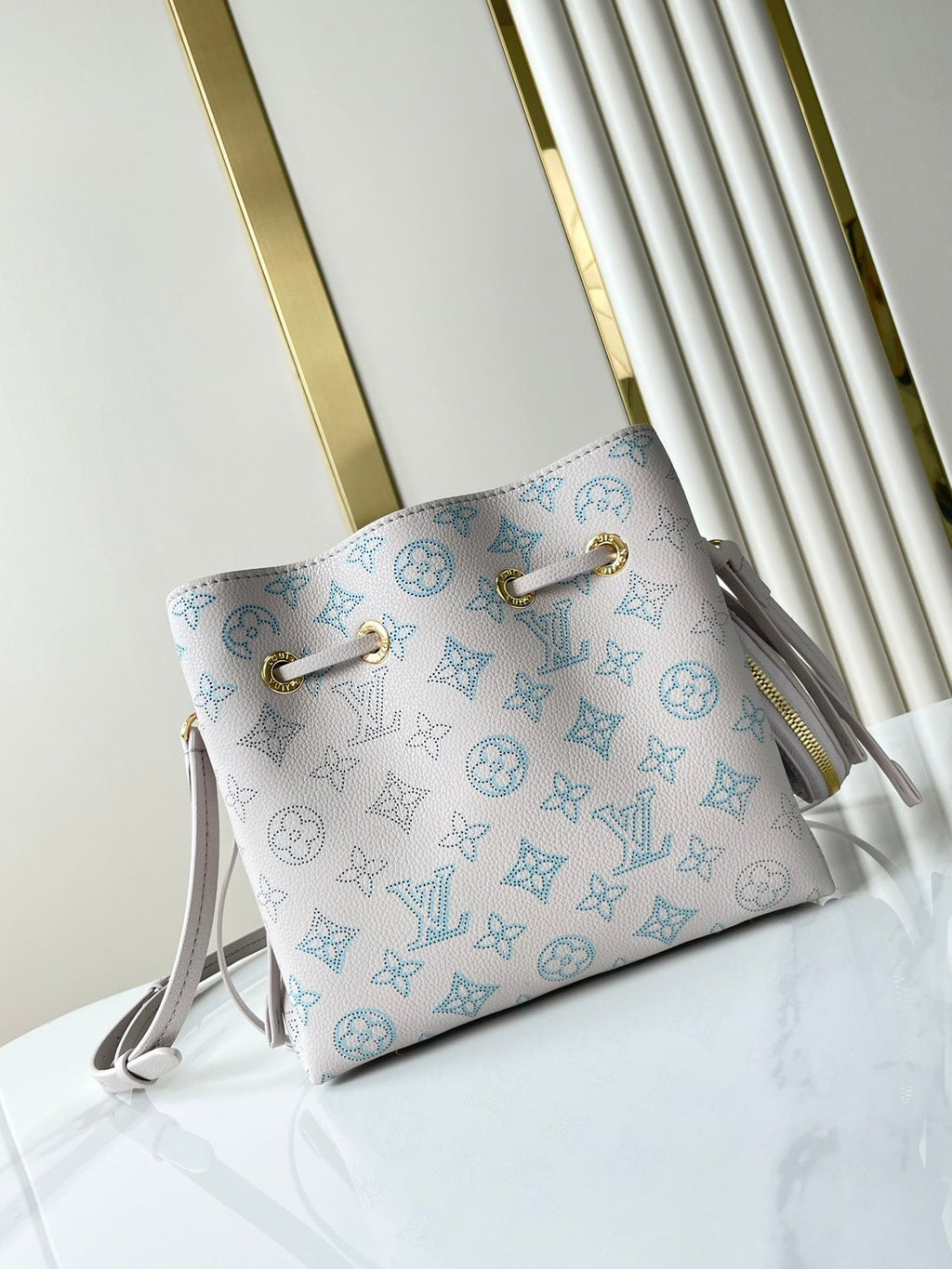 BELLA 22 IN BLUME PERFORATED CALFLEDER GOLDENE BESCHLÄGE