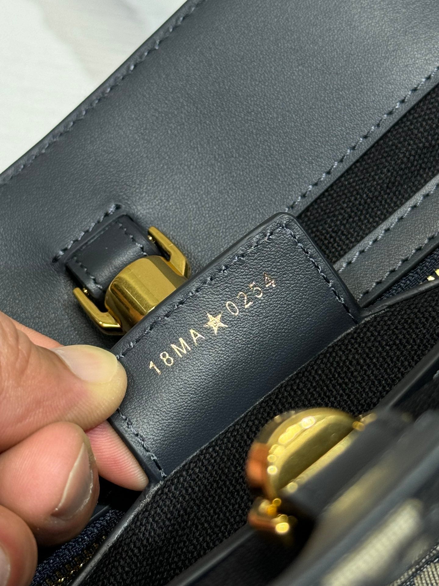 MITTELGROSSE 37 TOUJOURS TASCHE IN SCHWARZEM MONOGRAMM-DENIM