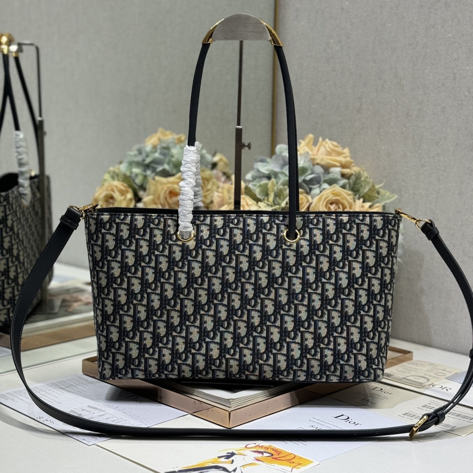 MITTELGROSSE 37 TOUJOURS TASCHE IN SCHWARZEM MONOGRAMM-DENIM