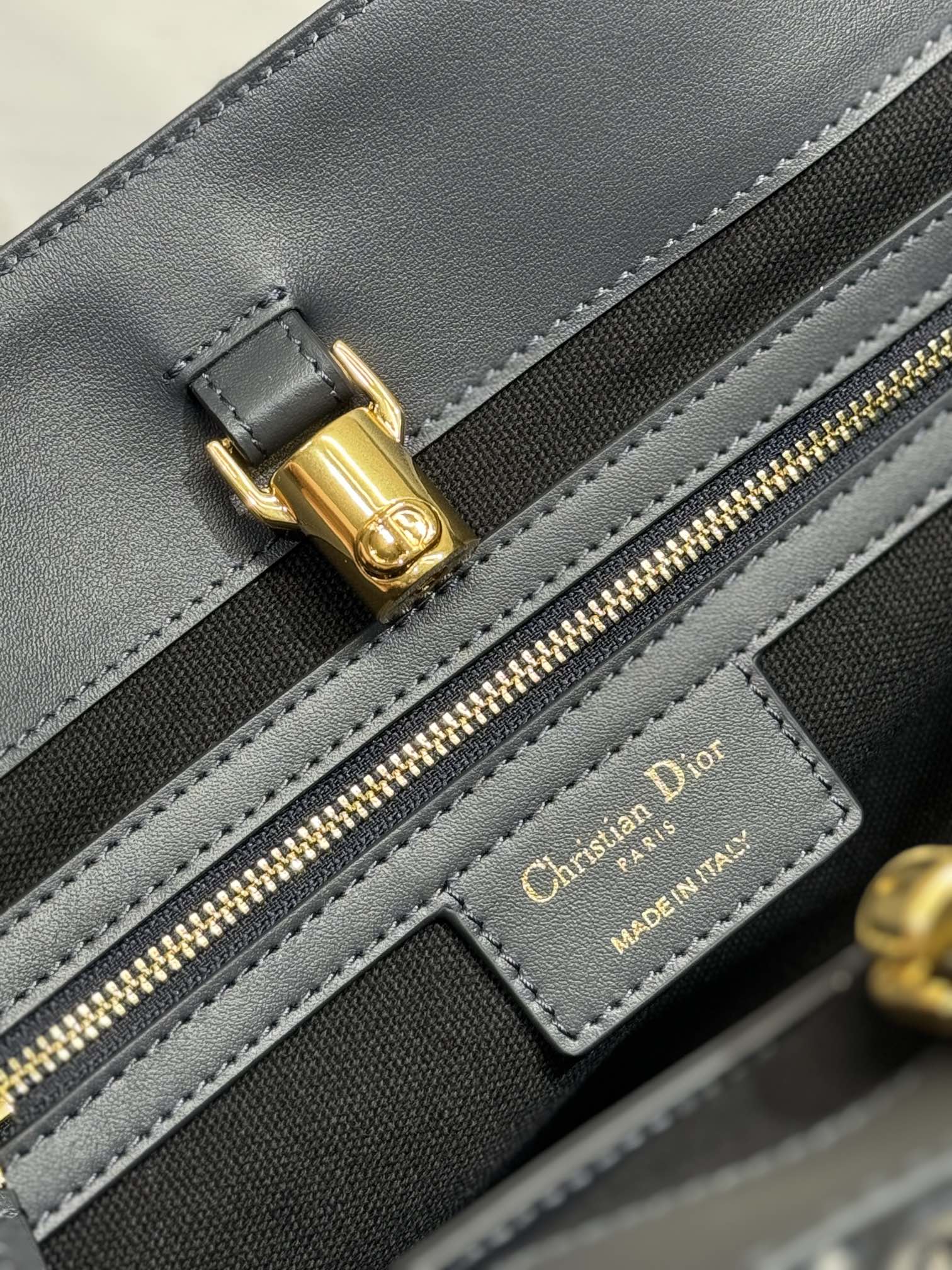 MITTELGROSSE 37 TOUJOURS TASCHE IN SCHWARZEM MONOGRAMM-DENIM