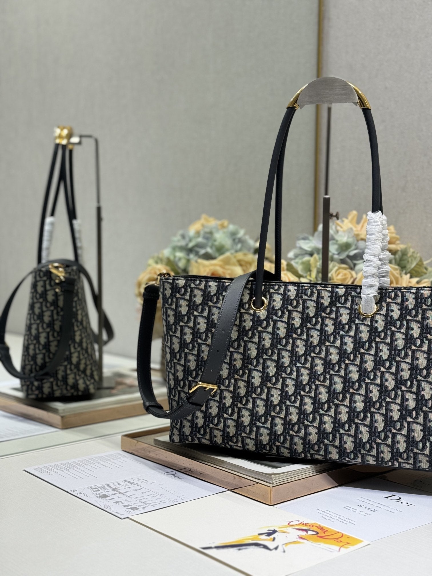 MITTELGROSSE 37 TOUJOURS TASCHE IN SCHWARZEM MONOGRAMM-DENIM