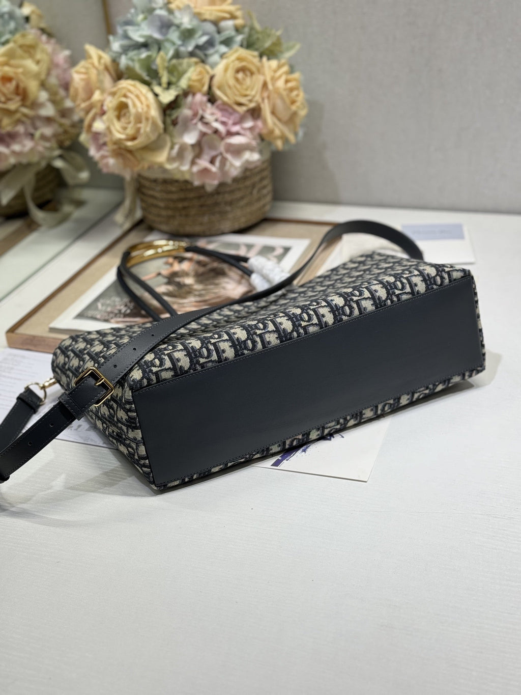 MITTELGROSSE 37 TOUJOURS TASCHE IN SCHWARZEM MONOGRAMM-DENIM