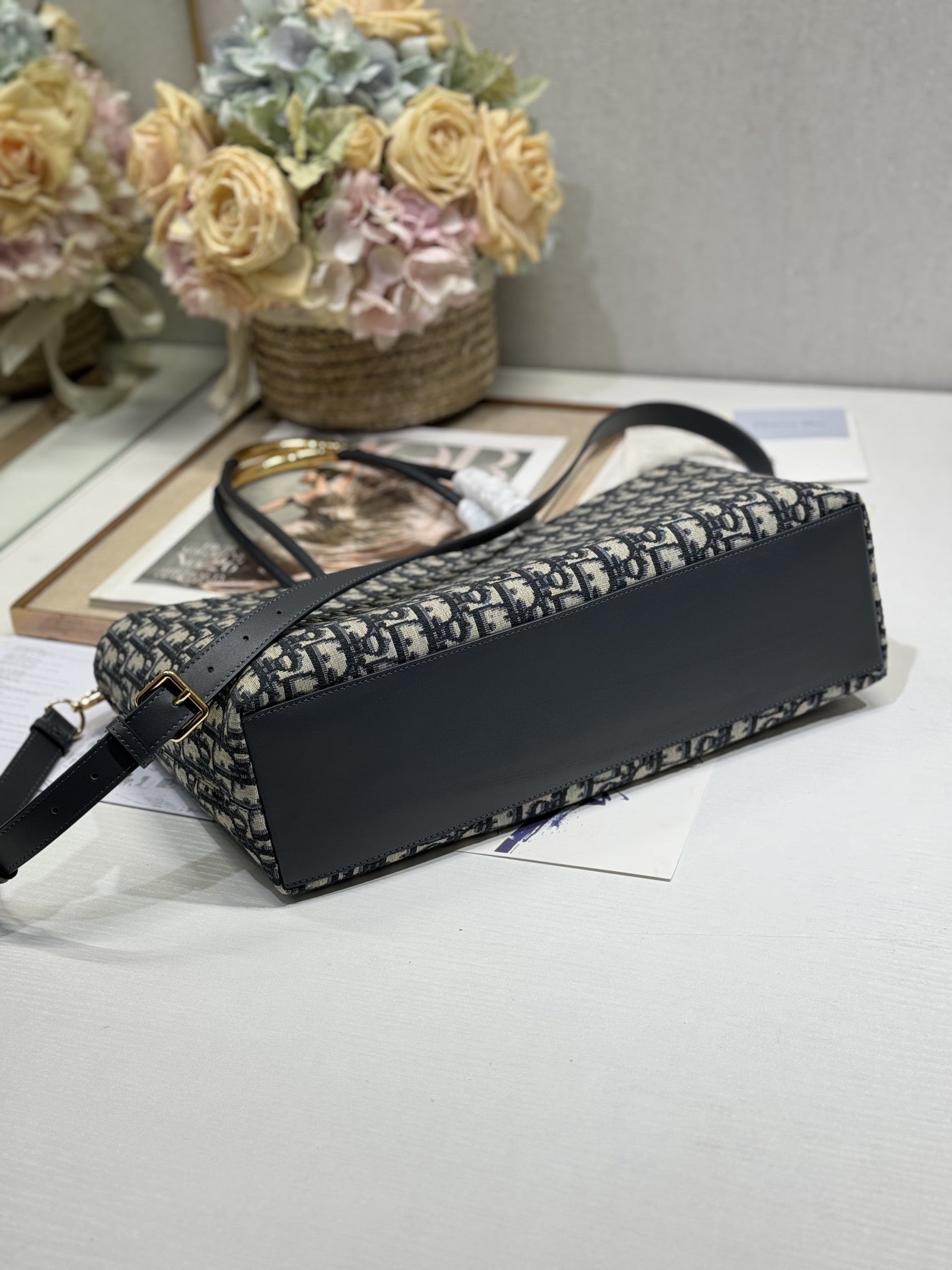 MITTELGROSSE 37 TOUJOURS TASCHE IN SCHWARZEM MONOGRAMM-DENIM