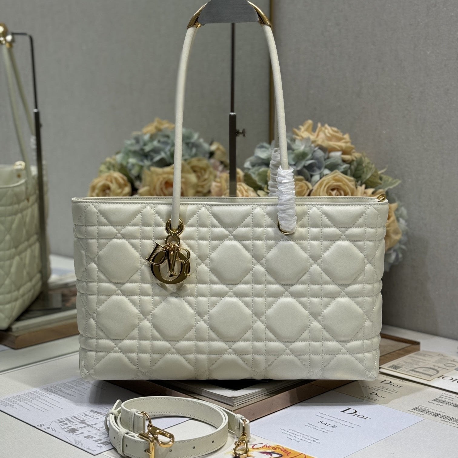 MITTLERE 37 TOUJOURS-TASCHE AUS WEISSEM MACROCANNAGE-LAMMFELL