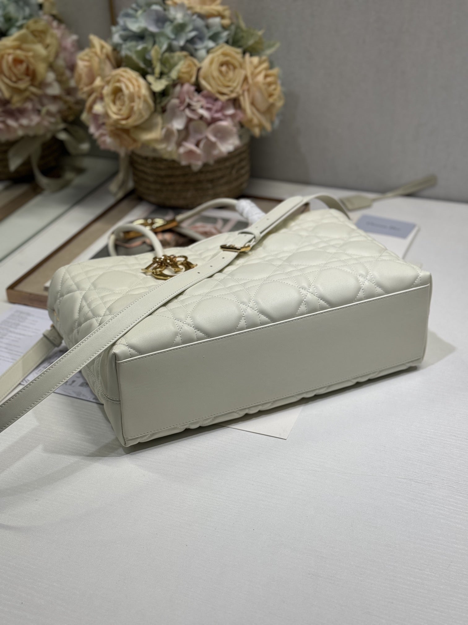 MITTLERE 37 TOUJOURS-TASCHE AUS WEISSEM MACROCANNAGE-LAMMFELL