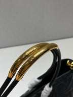 GROSSE 41 TOUJOURS-TASCHE AUS SCHWARZEM MACROCANNAGE-LAMMFELL