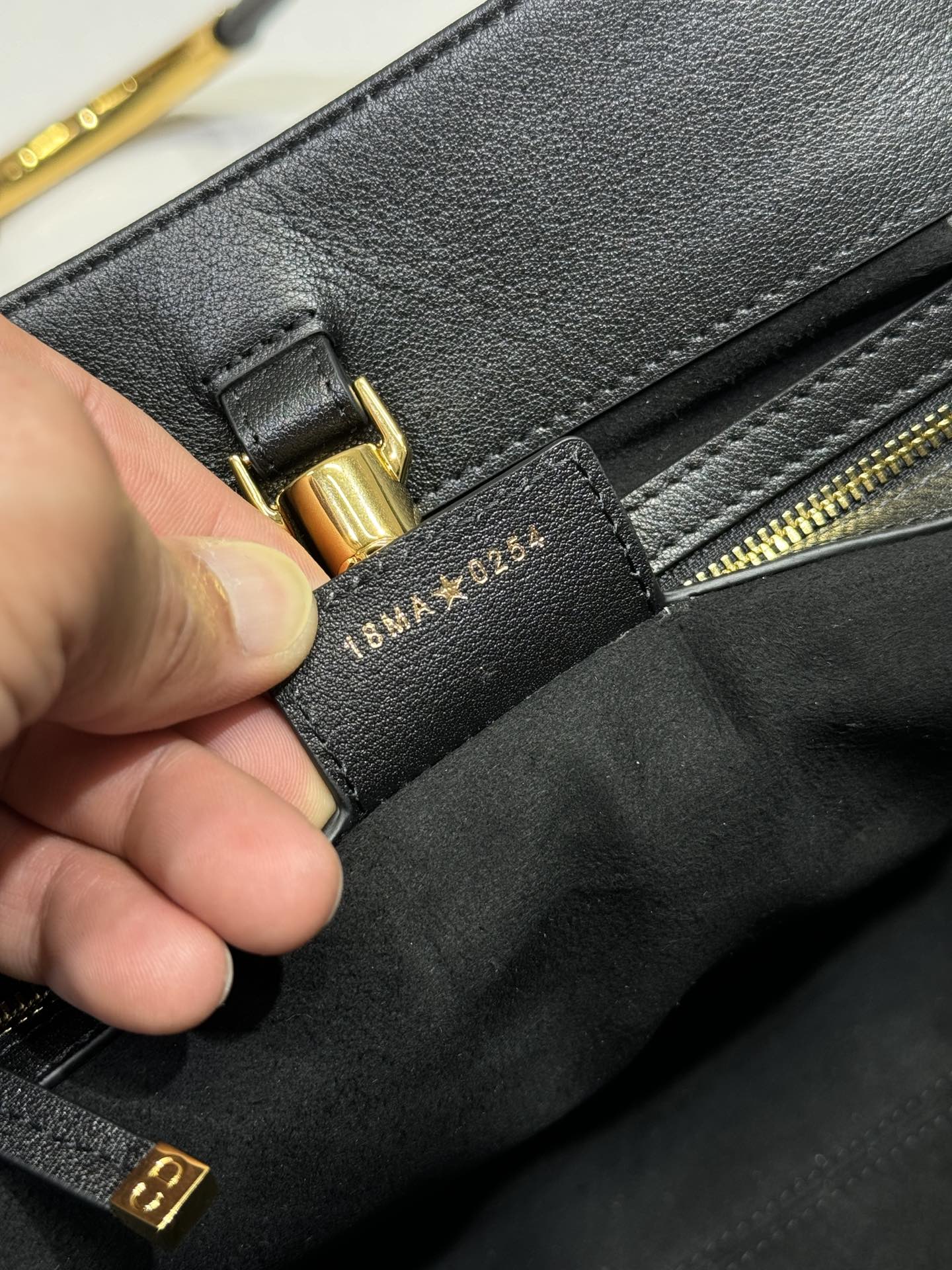 GROSSE 41 TOUJOURS-TASCHE AUS SCHWARZEM MACROCANNAGE-LAMMFELL