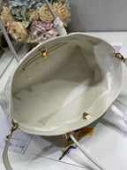 GROSSE 41 TOUJOURS-TASCHE AUS WEISSEM MACROCANNAGE-LAMMFELL